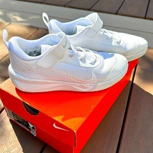 Nike Omni Multi-Court Youth Shoes